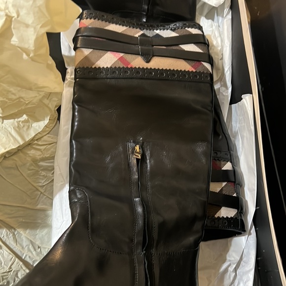 100 authentic Burberry women riding boot - Picture 2 of 8